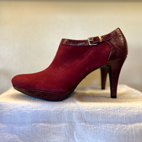 Bandolino Burgundy Suede Heels - Picture 2 of 8